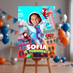 Puede incluir: Un letrero de fiesta de cumplea&ntilde;os en un caballete muestra la cara de una ni&ntilde;a como Spider-Woman. El letrero dice "SOFIA IS TURNING 3" en colores brillantes, con personajes de dibujos animados de Spider-Man. Globos y decoraciones de fiesta en el fondo.