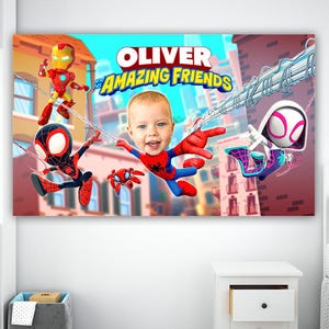 Peut inclure: Une toile imprim&eacute;e vibrante avec le texte "Oliver et ses amis incroyables", avec le visage d'un enfant superpos&eacute; &agrave; un personnage de Spider-Man. L'&oelig;uvre comprend Iron Man, Spider-Man, Spider-Gwen et une petite araign&eacute;e rouge, sur fond de paysage urbain.
