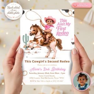Könnte beinhalten: Eine digitale Einladungskarte mit einer Cartoon-Illustration eines Kindes mit rosa Cowboyhut, das ein Pferd reitet und einen Lasso hält. Der Text lautet "This Ain't My First Rodeo" und "This Cowgirl's Second Rodeo". Die Einladung ist für einen Geburtstag.