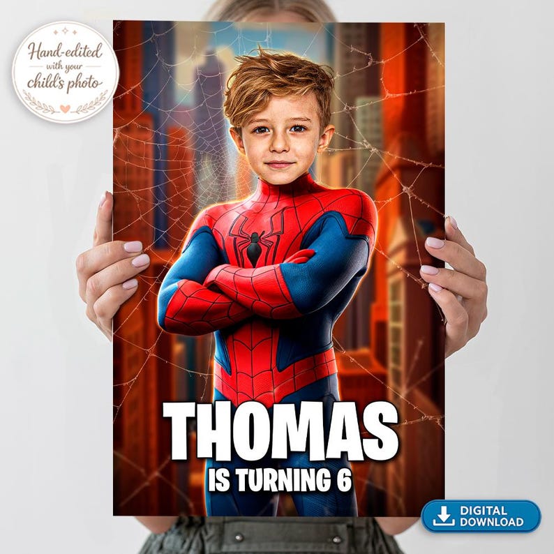 Peut inclure: Une affiche personnalis&eacute;e avec un jeune gar&ccedil;on d&eacute;guis&eacute; en Spider-Man, avec le nom "THOMAS" et le texte "IS TURNING 6" en lettres blanches en gras. L'arri&egrave;re-plan montre un paysage urbain avec des toiles d'araign&eacute;es.