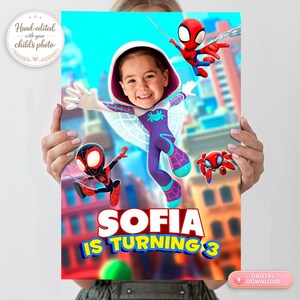 Puede incluir: Un p&oacute;ster con la cara de un ni&ntilde;o superpuesta en una ilustraci&oacute;n tem&aacute;tica de Spider-Man. El p&oacute;ster incluye el texto "SOFIA IS TURNING 3" en amarillo y azul, junto con personajes de dibujos animados de Spider-Man. El fondo muestra un paisaje urbano.