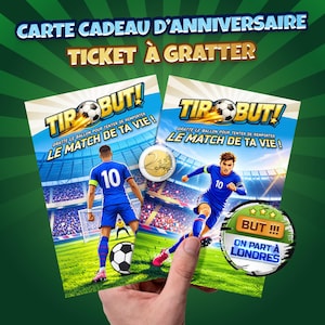 Peut inclure: Deux billets à gratter sur le thème du football. Les billets présentent le texte "Tir But!" et "Le Match de Ta Vie!" avec des illustrations de joueurs de football. Les billets sont tenus dans une main, avec un fond vert et blanc.