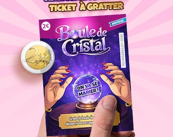 Peut inclure: Une main tient un ticket à gratter avec le texte "ANNONCE MARIAGE TICKET À GRATTER" et "Boule de Cristal". Le ticket présente un design de boule de cristal avec les mots "ON VA SE MARIER!" et une pièce de 2€ est à côté.