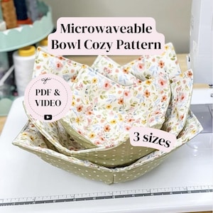 以下が含まれることがあります： さまざまなサイズの電子レンジ対応ボウルカバーが3つ重ねられています。カバーは花柄と水玉模様の生地で作られています。「Microwaveable Bowl Cozy Pattern」、「PDF & VIDEO」、「3 sizes」の文字が見えます。