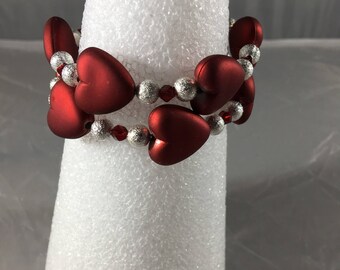 Bracelet perlé de cœur rouge et argent