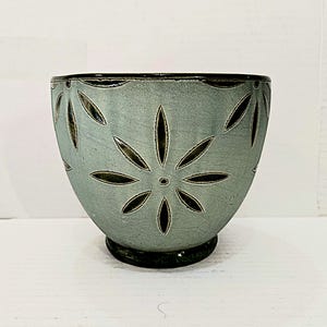 Jarrón de cerámica artística de estudio / Celadón verde con incrustaciones florales Mishima / Maceta de gres