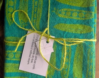 Strofinaccio da cucina in cotone verde giada con stampa a blocchi a motivo di baccelli di piselli.