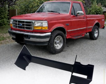 Op de afbeelding: Een zwarte handschoenenkastorganizer voor Ford F-serie en Bronco trucks. De organizer wordt getoond voor een rode pick-up truck. De tekst "Glove Box Organizer for Ford F-series and Bronco" staat bovenaan de afbeelding.