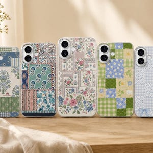 Könnte beinhalten: Fünf Smartphone-Hüllen in einer Reihe, jede mit unterschiedlichen Patchwork-Designs. Die Muster umfassen florale Motive, Vichy-Karos und Paisley-Drucke in verschiedenen Farbpaletten wie Blau, Grün, Rosa und Weiß, jeweils mit Aussparungen für die Doppelkamera.