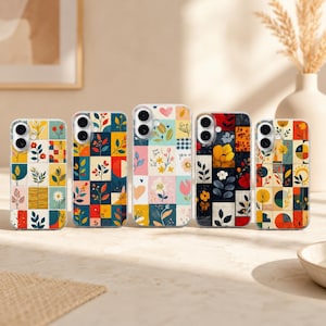Op de afbeelding: Vijf doorzichtige telefoonhoesjes op een rij, elk met een uniek rasterpatroon van kleurrijke botanische illustraties, geometrische vormen en kleine hartjes. De ontwerpen bevatten diverse bloemmotieven, bladeren en abstracte patronen in tinten blauw, geel, rood en roze, met zichtbare uitsparingen voor de camera.