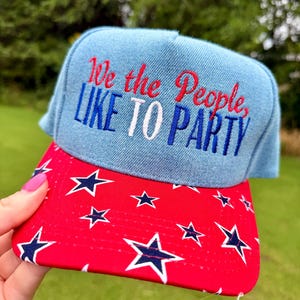 Wij the people like to party Trucker Hat met sterrand, Americana Flag Print Brim 4 juli
