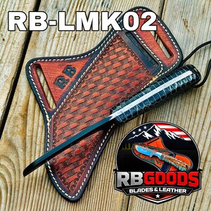 Puede incluir: Un cuchillo negro y plateado con un mango texturizado y una funda de cuero marr&oacute;n. La funda presenta un patr&oacute;n tejido y las iniciales "RB". El texto "RB-LMK02" est&aacute; en la parte superior y el logotipo "RB GOODS BLADES & LEATHER" en la parte inferior.