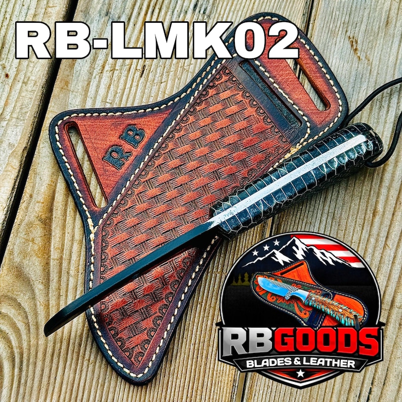 Puede incluir: Un cuchillo negro y plateado con un mango texturizado y una funda de cuero marr&oacute;n. La funda presenta un patr&oacute;n tejido y las iniciales "RB". El texto "RB-LMK02" est&aacute; en la parte superior y el logotipo "RB GOODS BLADES & LEATHER" en la parte inferior.