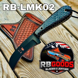 Puede incluir: Cuchillo negro con mango con dise&ntilde;o de panal y funda de cuero. El cuchillo est&aacute; etiquetado como "RB-LMK02" y se muestra sobre una superficie de madera. La funda es marr&oacute;n con un dise&ntilde;o tejido y las iniciales "RB". Tambi&eacute;n se ve un logotipo de "RB GOODS BLADES & LEATHER".