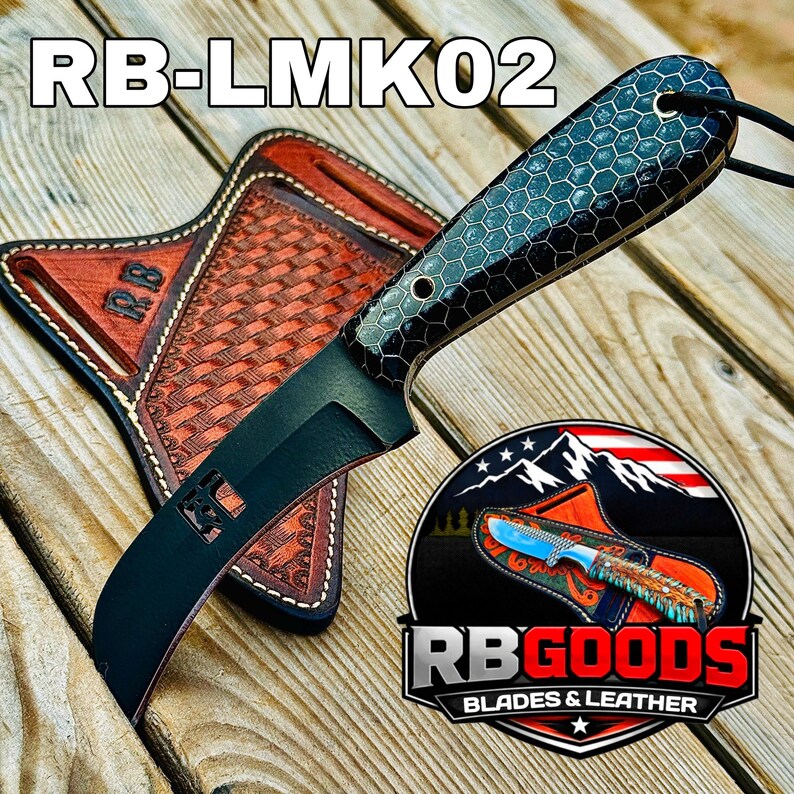 Puede incluir: Cuchillo negro con mango con dise&ntilde;o de panal y funda de cuero. El cuchillo est&aacute; etiquetado como "RB-LMK02" y se muestra sobre una superficie de madera. La funda es marr&oacute;n con un dise&ntilde;o tejido y las iniciales "RB". Tambi&eacute;n se ve un logotipo de "RB GOODS BLADES & LEATHER".