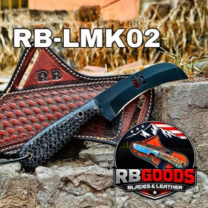 Puede incluir: Un cuchillo negro con una hoja curva y un mango texturizado descansa sobre una funda de cuero marr&oacute;n. La funda est&aacute; grabada con un patr&oacute;n de tejido de cesta y las iniciales "RB". El texto "RB-LMK02" se muestra encima del cuchillo.