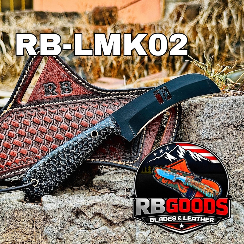 Puede incluir: Un cuchillo negro con una hoja curva y un mango texturizado descansa sobre una funda de cuero marr&oacute;n. La funda est&aacute; grabada con un patr&oacute;n de tejido de cesta y las iniciales "RB". El texto "RB-LMK02" se muestra encima del cuchillo.
