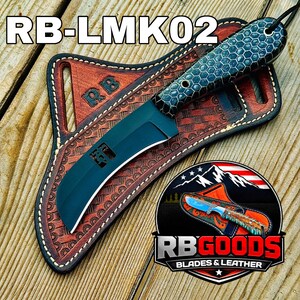 Puede incluir: Un cuchillo negro con un mango con dise&ntilde;o de panal descansa en una funda de cuero marr&oacute;n. La funda tiene un dise&ntilde;o en relieve y el texto "RB". La imagen tambi&eacute;n incluye el texto "RB-LMK02" y un logotipo que dice "RB GOODS BLADES & LEATHER".