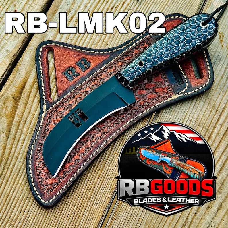 Puede incluir: Un cuchillo negro con un mango con dise&ntilde;o de panal descansa en una funda de cuero marr&oacute;n. La funda tiene un dise&ntilde;o en relieve y el texto "RB". La imagen tambi&eacute;n incluye el texto "RB-LMK02" y un logotipo que dice "RB GOODS BLADES & LEATHER".