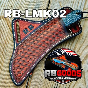 Puede incluir: Una funda de cuchillo de cuero marr&oacute;n hecha a mano con un patr&oacute;n tejido y el texto "RB-LMK02". La funda tiene costuras blancas y un borde negro. Un cuchillo con un mango azul y negro est&aacute; parcialmente insertado. El logotipo "RB GOODS BLADES & LEATHER" tambi&eacute;n es visible.