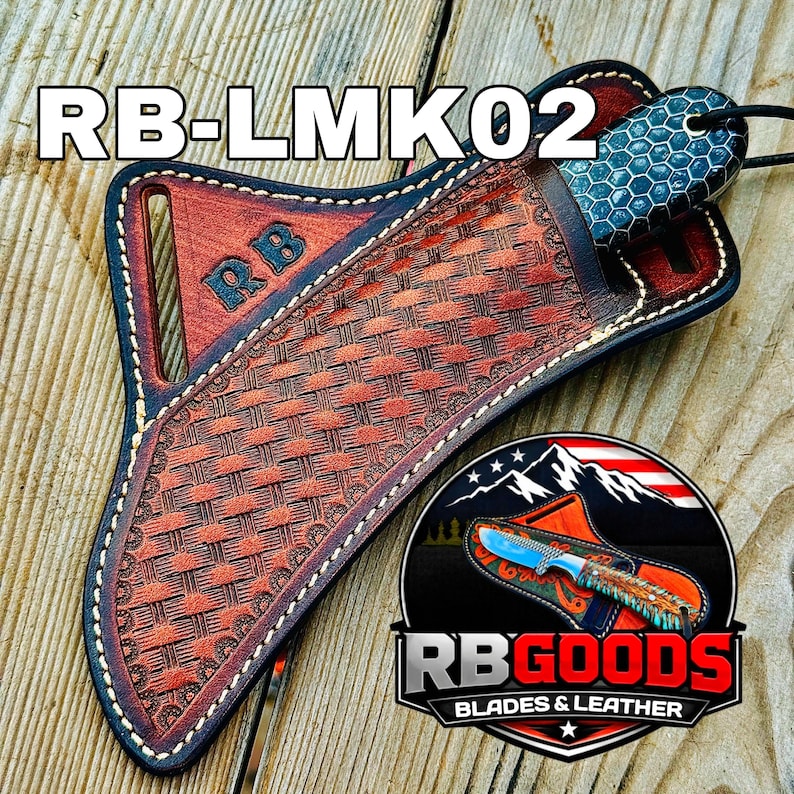 Puede incluir: Una funda de cuchillo de cuero marr&oacute;n hecha a mano con un patr&oacute;n tejido y el texto "RB-LMK02". La funda tiene costuras blancas y un borde negro. Un cuchillo con un mango azul y negro est&aacute; parcialmente insertado. El logotipo "RB GOODS BLADES & LEATHER" tambi&eacute;n es visible.