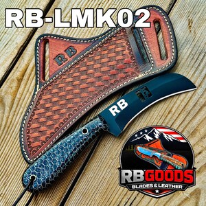 Puede incluir: Un cuchillo de hoja curva negra con un mango estampado y una funda de cuero marr&oacute;n. La funda tiene un dise&ntilde;o tejido y las iniciales "RB". La hoja del cuchillo tiene las iniciales "RB" y el texto "RB-LMK02". Tambi&eacute;n se ve el logotipo "RB GOODS BLADES & LEATHER".