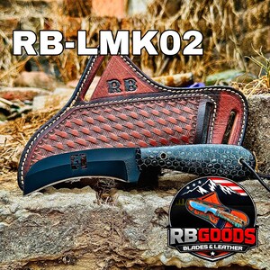 Puede incluir: Un cuchillo negro con una hoja curva y un mango estampado, en una funda de cuero marr&oacute;n. La funda tiene un dise&ntilde;o tejido y las iniciales "RB" son visibles. El texto "RB-LMK02" est&aacute; en la parte superior.