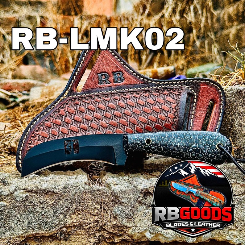 Puede incluir: Un cuchillo negro con una hoja curva y un mango estampado, en una funda de cuero marr&oacute;n. La funda tiene un dise&ntilde;o tejido y las iniciales "RB" son visibles. El texto "RB-LMK02" est&aacute; en la parte superior.