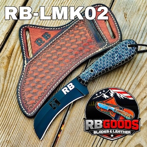 Puede incluir: Un cuchillo negro y azul con una hoja curva y un mango estampado, presentado con una funda de cuero marr&oacute;n. La funda tiene un dise&ntilde;o tejido y las iniciales "RB". El texto "RB-LMK02" est&aacute; en la parte superior.