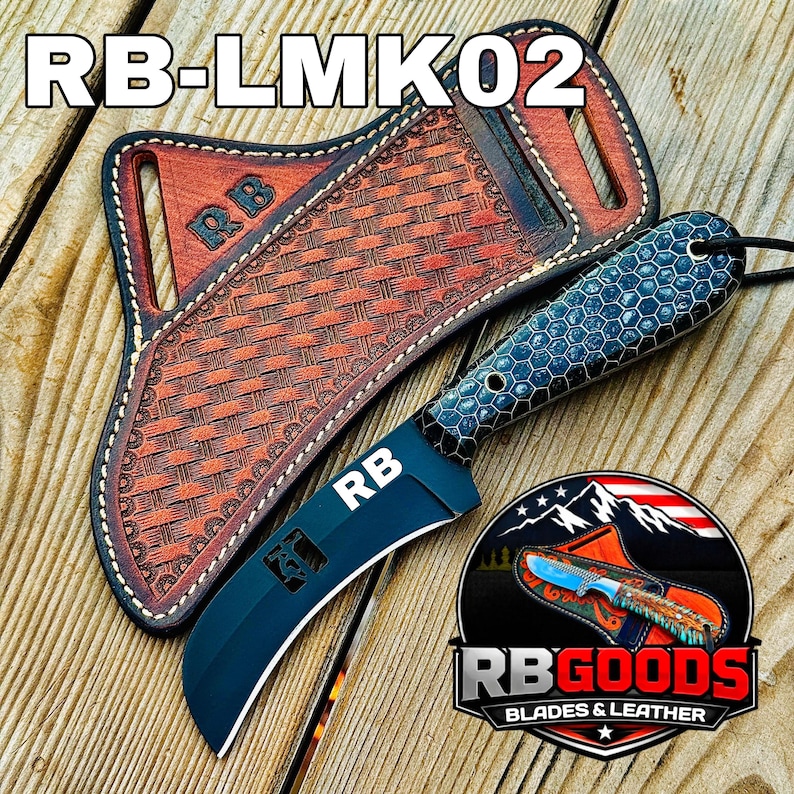 Puede incluir: Un cuchillo negro y azul con una hoja curva y un mango estampado, presentado con una funda de cuero marr&oacute;n. La funda tiene un dise&ntilde;o tejido y las iniciales "RB". El texto "RB-LMK02" est&aacute; en la parte superior.