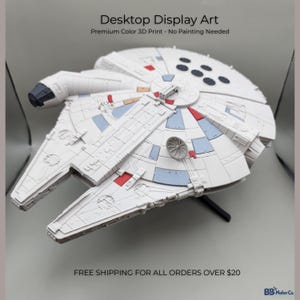 Puede incluir: Un modelo impreso en 3D de una nave espacial blanca con casco circular, con detalles en rojo y azul claro, un escape de motor gris oscuro y una pequeña antena parabólica circular en la parte superior. Etiquetado como Desktop Display Art.