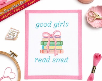 Las chicas buenas leen novelas eróticas en lienzos de punto de cruz.