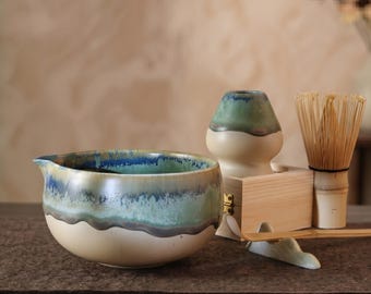 Coastal Wabi Sabi Keramik Matcha Schüssel mit Auslauf, Blau Grün Reaktive Glasur-Tee-Set, Bambus Schneebesen und Halter, Geschenk zum Muttertag