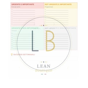 Può includere: Un pianificatore settimanale bianco e colorato con il titolo "MATRICE DELLE PRIORITÀ" in rosso. Il pianificatore è diviso in sezioni per attività urgenti e importanti, e non urgenti e importanti. Il logo Lean Boutique è in basso.