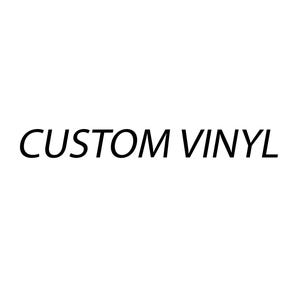 Op de afbeelding: De zwarte tekst "CUSTOM VINYL" staat schuin op een effen witte achtergrond. De tekst is gecentreerd en lijkt een logo of productlabel te zijn.