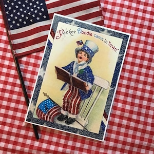 Carte de fête de l'indépendance scintillante, Yankee Doodle Boy avec drapeau, célébration du 4 juillet, avec enveloppe rouge