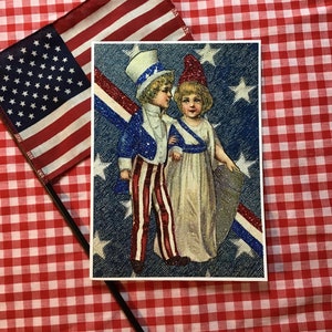Carte de fête de l'indépendance scintillante, garçon et fille Yankee Doodle, carte de célébration du 4 juillet avec enveloppe rouge