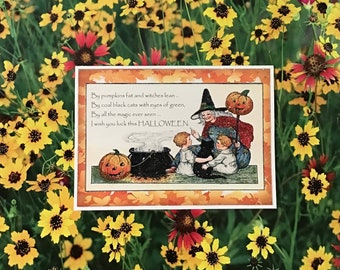 Pode incluir: Um cartão postal vintage de Halloween com uma bruxa, duas crianças, um gato preto, um caldeirão e abóboras. O texto diz: "By pumpkins fat and witches lean... By coal black cats with eyes of green, By all the magic ever seen.... I wish you luck this HALLOWEEN"
