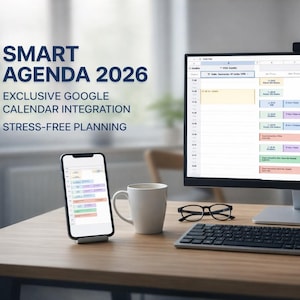 Può includere: Un'impostazione desktop con un monitor del computer che mostra un'interfaccia di calendario, uno smartphone, una tazza da caffè e una tastiera. Lo schermo mostra un programma con appuntamenti con codice colore. Il testo sullo schermo recita "Smart Agenda 2026" e "Exclusive Google Calendar Integration".