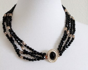 Conjunto de collar y pendientes de cristal negro azabache de HOBE, década de 1960