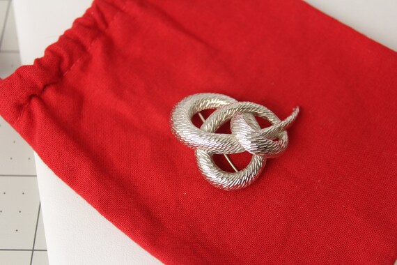 Vintage 1960s  Crown Trifari silver tone  Knot   … - image 6