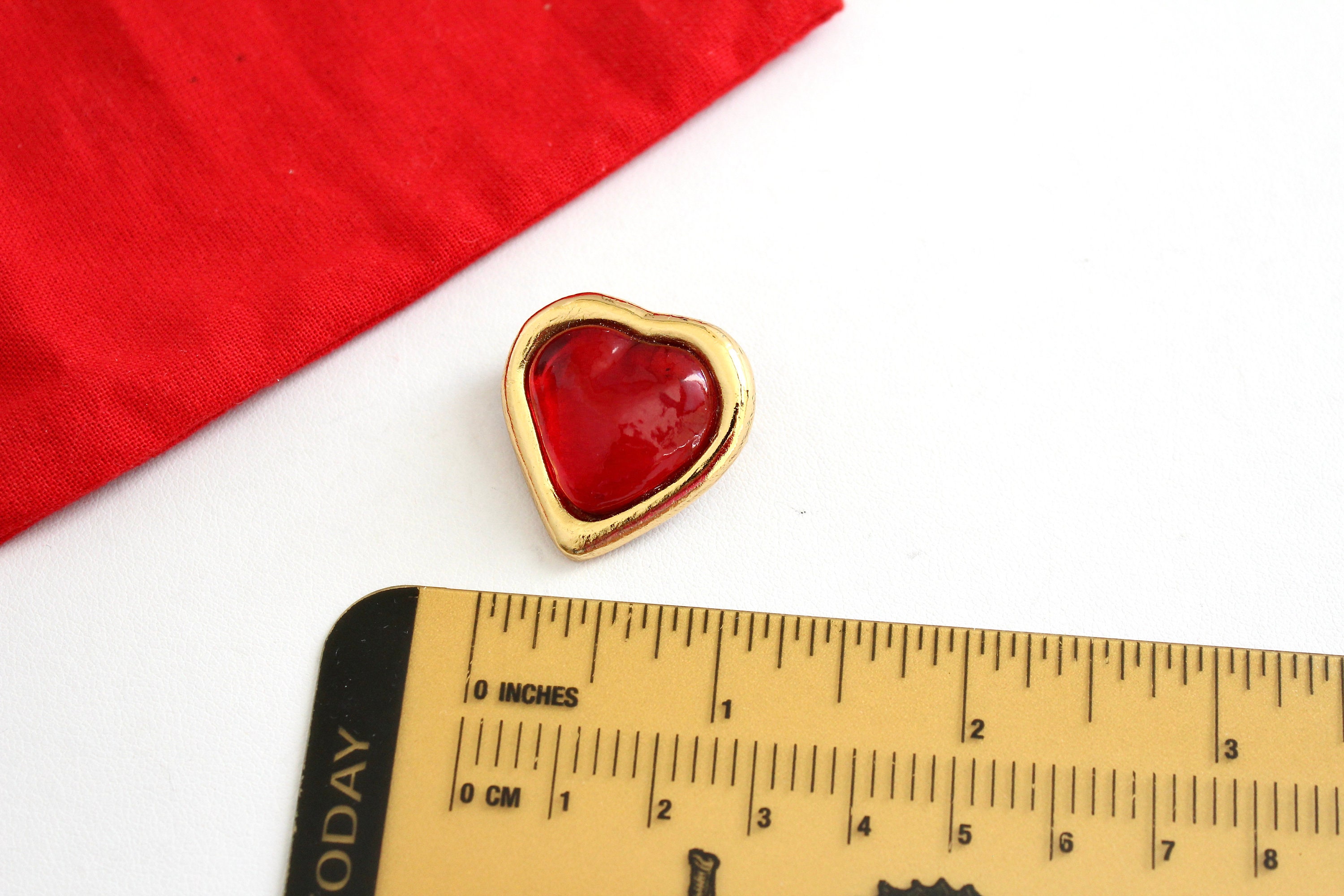 Broche coeur vintage YSL en lucite rouge - Bijoux couture française
