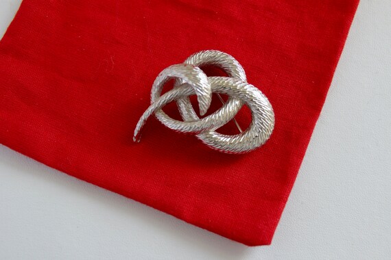 Vintage 1960s  Crown Trifari silver tone  Knot   … - image 2