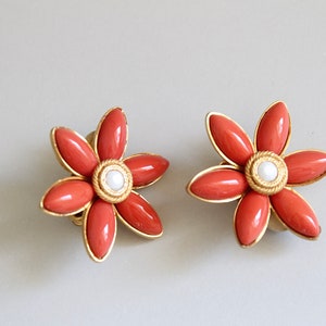 Brincos de pressão com flor de coral falso Christian Lacroix dos anos 70