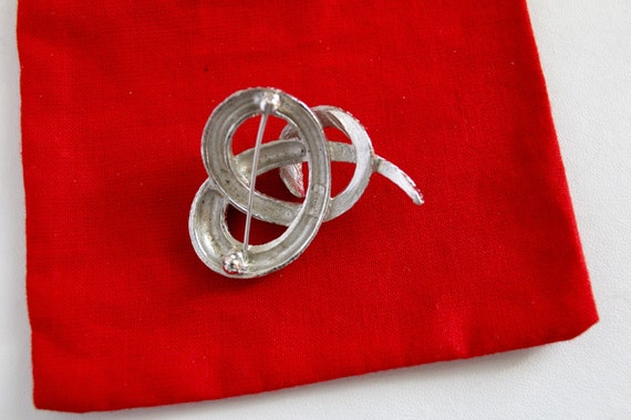 Vintage 1960s  Crown Trifari silver tone  Knot   … - image 3