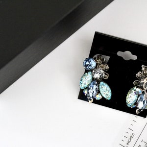 Unsigned  Vintage DeLizza and Elster Juliana   Earrings clip on with blue art glass #1114/1