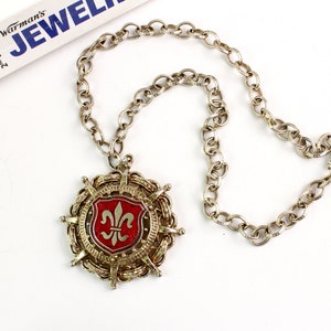 Unsigned Vintage CORO style  Fleur De Lis  Shield Gold Toned red Enamel pendant necklace  chain , Heraldic jewelry 1950s #3015