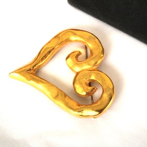 Edouard Rambaud Paris Runway Broche de corazón llamativo en tono dorado mate #2765