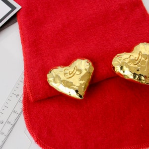 Orecchini a clip a forma di cuore placcati in oro vintage Christian Lacroix