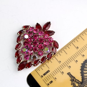 Vintage aardbeienbroche in Juliana-stijl: roze en rode strassteentjes